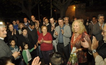 Los vecinos y la Intendente Giroldi inauguraron las luminarias de la calle Almirante Brown