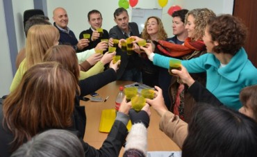 Abella celebró el día del maestro con parte de su equipo de educación