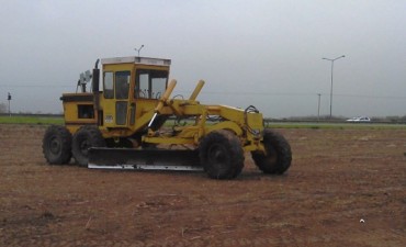 Obras y Servicios P&uacute;blicos trabaja en el emparejamiento de suelos del Polideportivo Municipal