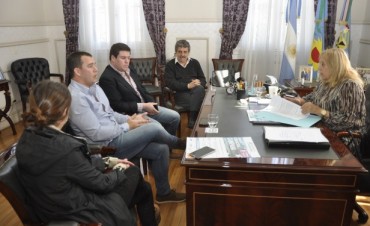 La Jefa Comunal Stella Giroldi junto a los J&oacute;venes  Empresarios y Emprendedores