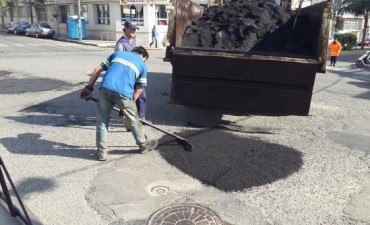 El Municipio contin&uacute;a realizando obras de bacheo en el casco c&eacute;ntrico