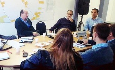 Abella encabez&oacute; una reuni&oacute;n de trabajo con su equipo de transporte