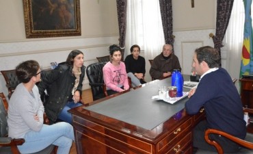 Abella recibi&oacute; a integrantes del equipo femenino de f&uacute;tbol de Puerto Nuevo 
