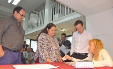 Cuarenta y cinco familias dieron un importante paso para obtener las escrituras de sus viviendas