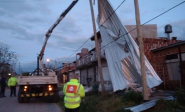 Contin&uacute;a el trabajo de Defensa Civil ante los fuertes vientos 