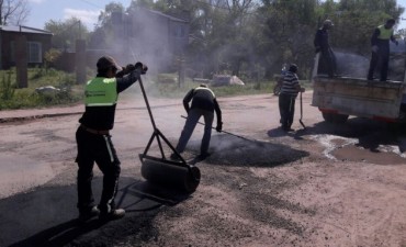 El Municipio realiza trabajos de bacheo en la calle principal de Otamendi 