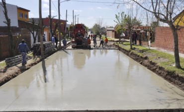 Abella visit&oacute; el inicio de la pavimentaci&oacute;n de la calle Puerto Argentino 