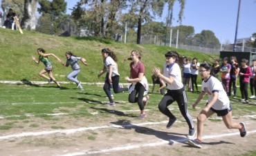 J&oacute;venes de once escuelas de la ciudad participaron del Torneo Intercolegial de Atletismo 