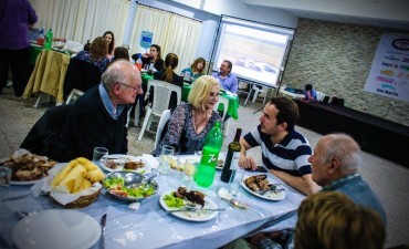 Abella comparti&oacute; una cena con aficionados del automovilismo
