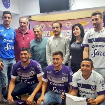 Villa D?&nbsp;lmine present� su nueva indumentaria para el debut