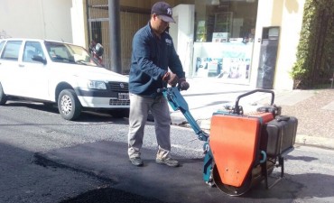 Se realizan trabajos de bacheo en distintas calles con el nuevo cami&oacute;n adquirido por el Municipio