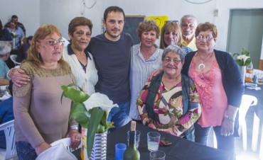 Abella y su equipo compartieron un encuentro con vecinos de Santa Luc&iacute;a