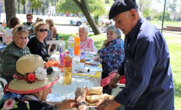 Adultos mayores festejaron la llegada de la primavera en el Club Ciudad 