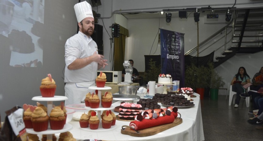 M&aacute;s de 250 vecinos participaron del taller gratuito de decoraci&oacute;n de tortas