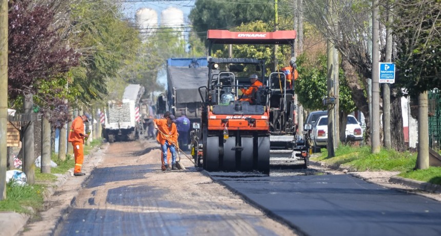 Las obras de asfalto avanzan ahora por Ariel del Plata