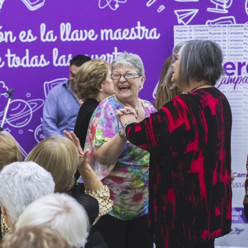 Mujeres de Campana agasaj&oacute; a maestras destacadas de la ciudad