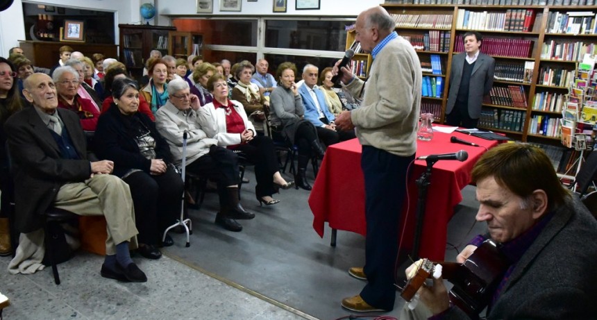 Homero Exp&oacute;sito fue homenajeado en la Biblioteca P&uacute;blica Municipal   