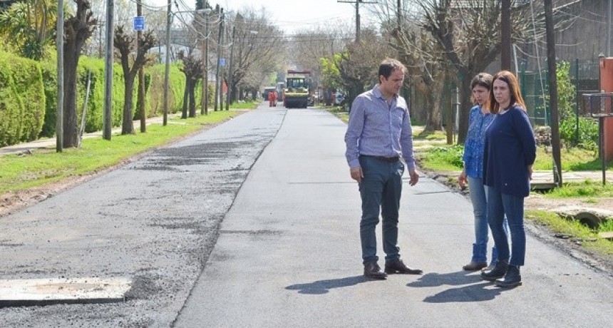Ahora las obras de reasfaltado de calles avanzan por Las Campanas