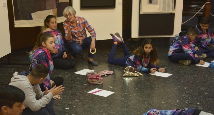El grupo “Ofrenda” compartió sus creaciones con estudiantes