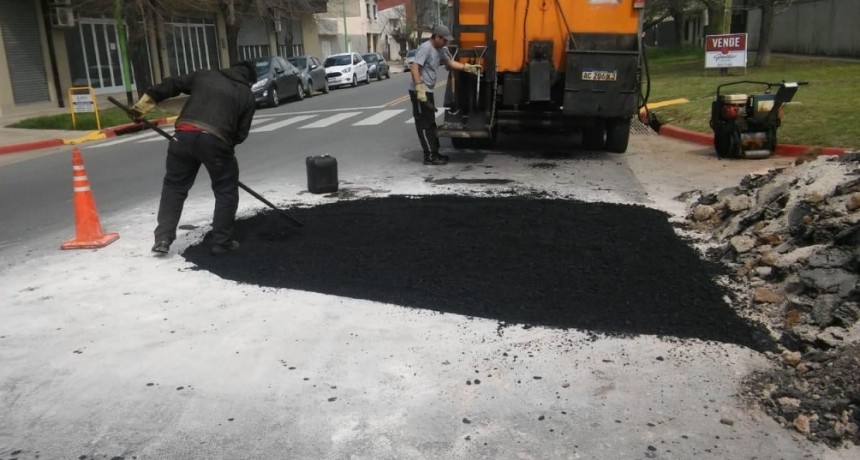 Siguen las mejoras en las calles del casco urbano con obras de bacheo