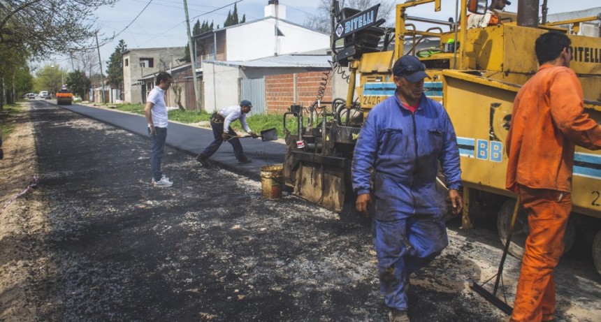 Abella recorri&oacute; La Josefa, donde el Municipio encara la obra de asfalto