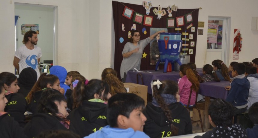 Contin&uacute;a la entrega de filtros purificadores de agua en instituciones educativas