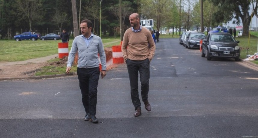 El ministro Dietrich y Abella recorrieron obras de asfalto en Ariel del Plata