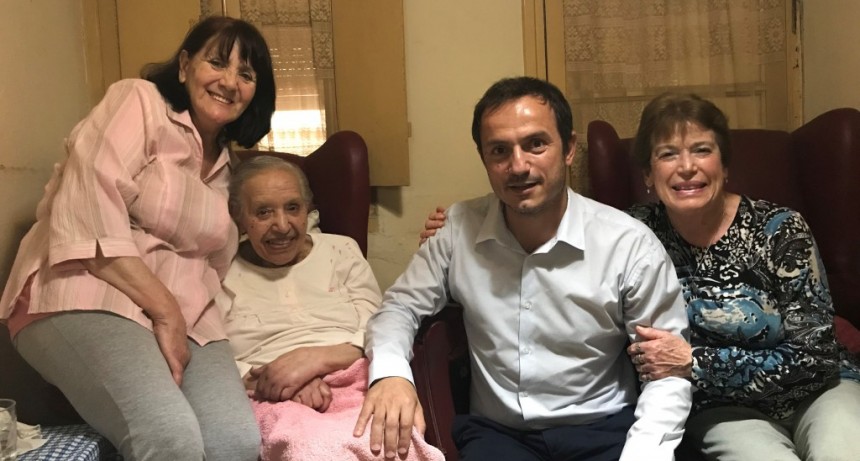 Abella visit&oacute; a una vecina que cumpli&oacute; 101 a&ntilde;os