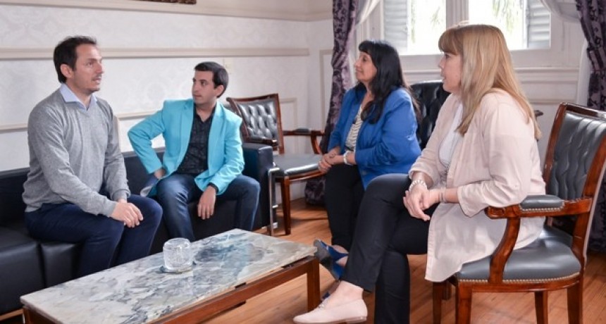 Abella recibi&oacute; a los directores del  Studio de Danzas y Artes      