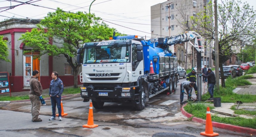 Limpian desag&uuml;es pluviales en distintos puntos del casco urbano