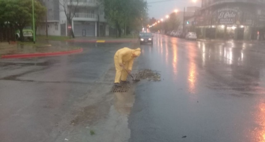 Intensos trabajos del personal municipal ante el fuerte temporal de lluvia y vientos