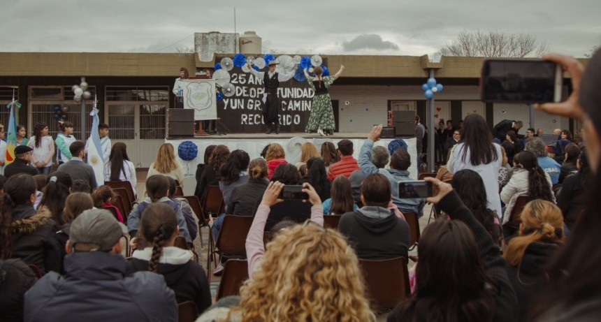 Schvartz particip&oacute; del 25&ordm; aniversario de la Escuela Primaria N&ordm; 29