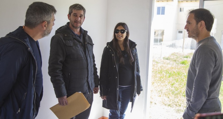  Nuevas familias recibieron sus casas del plan "104 viviendas"