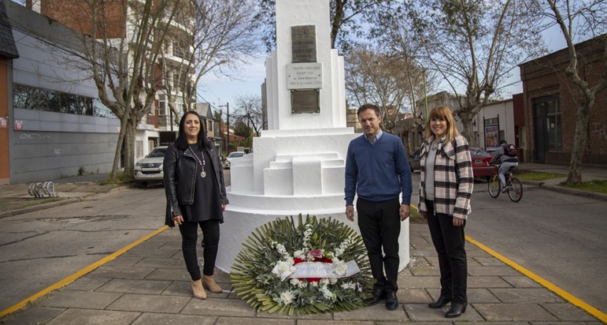 Colocan una ofrenda floral en el busto de Sarmiento