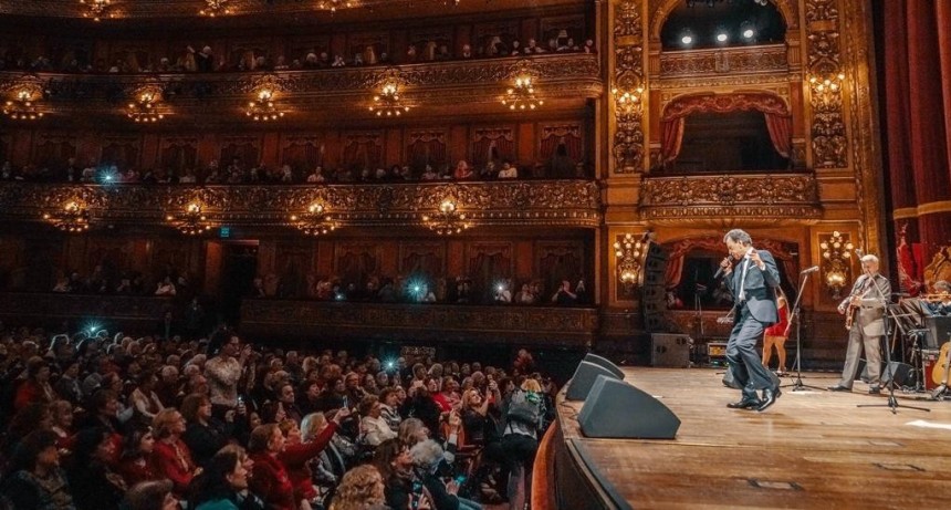 M&aacute;s de 250 vecinos disfrutaron del show gratuito de Palito Ortega en el teatro Col&oacute;n