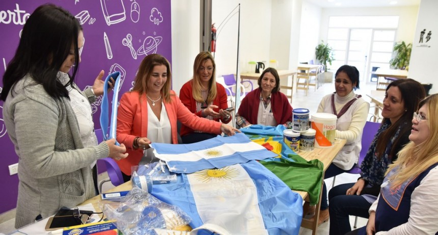 Contin&uacute;an la entrega de banderas a instituciones educativas