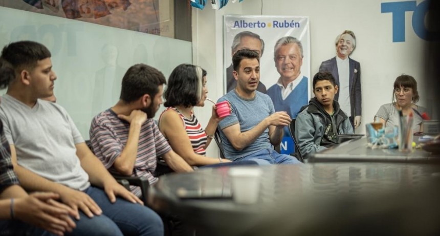 Rub&eacute;n Romano se reuni&oacute; con estudiantes 