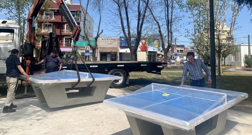 Instalan mesas de ping pong en la Plaza Italia