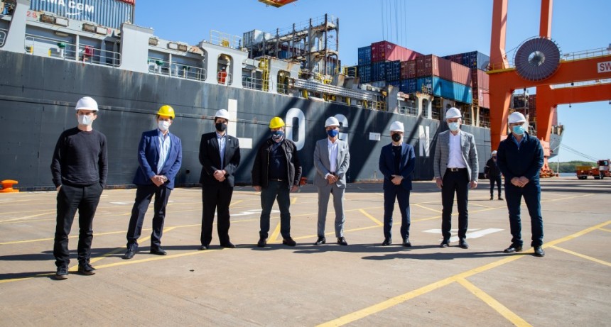 Kicillof recibió al primer buque que realiza un servicio de importación y exportación desde el puerto de La Plata hacia China