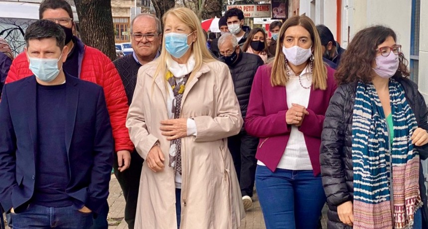 Danya Tavela recorrió Lobos y Cañuelas junto a Margarita Stolbizer : Tenemos un Estado grande que lo que hace lo hace mal