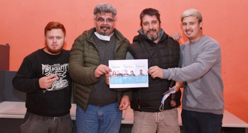 MIEMBROS DE LA LISTA DE GUILLERMO VARELA ENTREGARON CHIPS A ESTUDIANTES DEL FINES