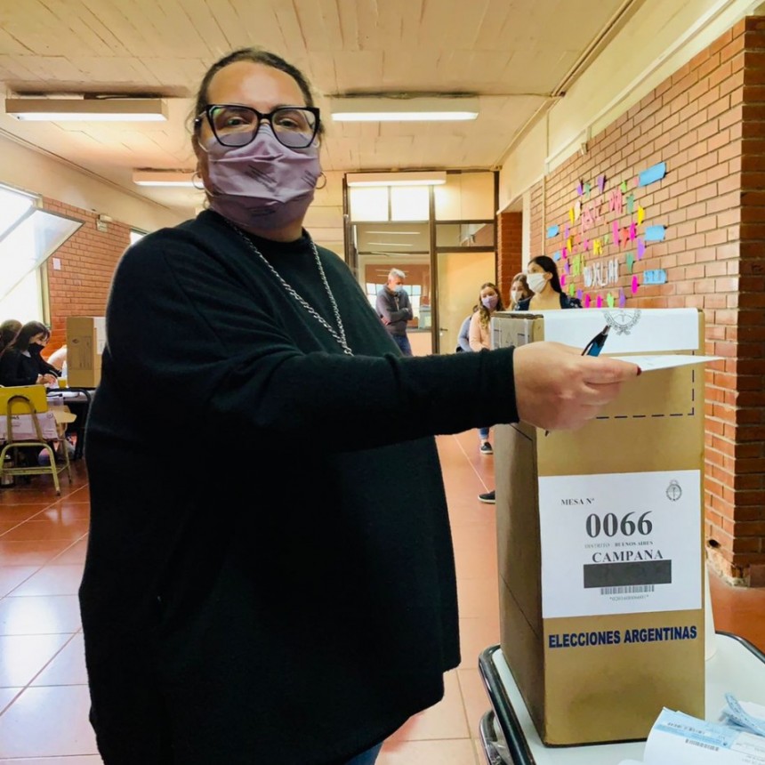 ROMINA BUZZINI VOTO EN LA ESCUELA MEDIA Nº 2