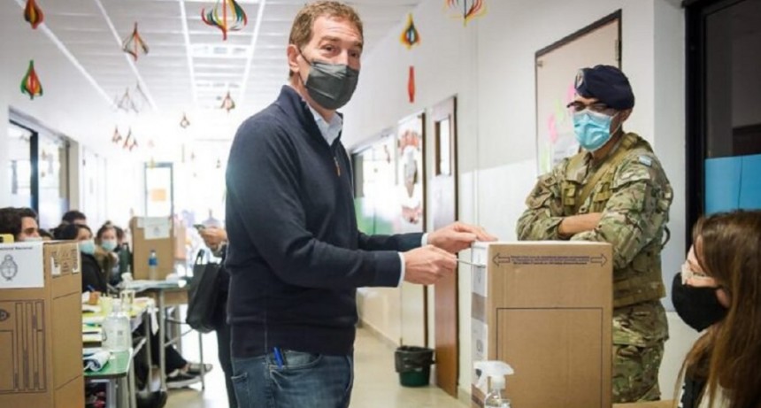 El precandidato a Diputado Nacional Diego Santilli emitió el voto