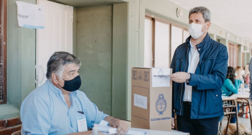 El gobernador de San Juan votó y destacó que el sistema es el democrático y se fortalece con el voto