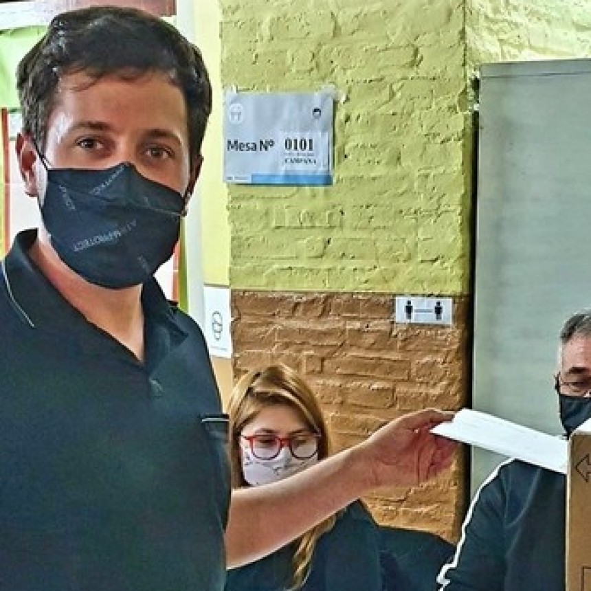 Alejo Sarna luego de una larga espera votaba en la Escuela Nº 23