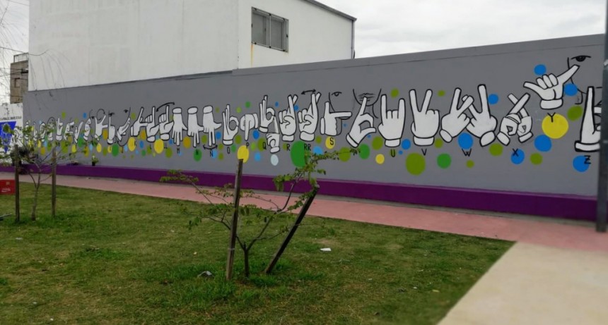   Vecinos pintaron un mural con el abecedario en lengua de señas en la plaza de las Carretas