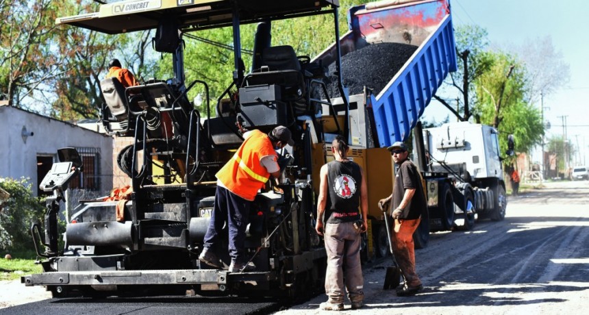 El plan de asfalto llega a más barrios y continúa por Las Praderas
