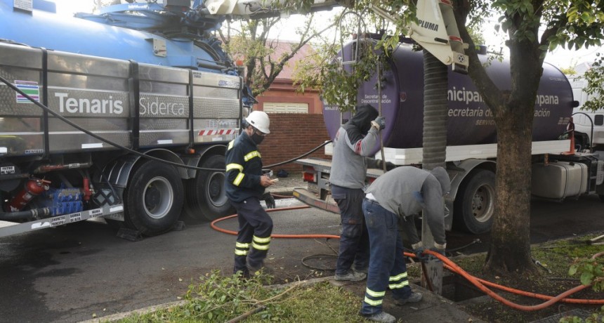 El Municipio trabaja en la limpieza de las bocas de tormenta del barrio Siderca