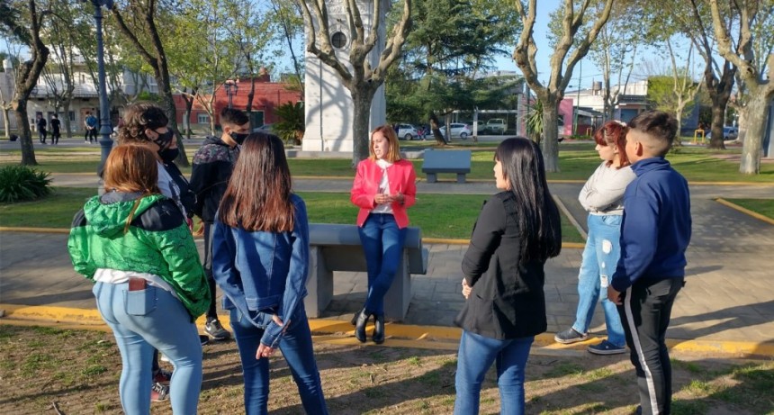 Jóvenes promueven un proyecto para regular la cartelería política