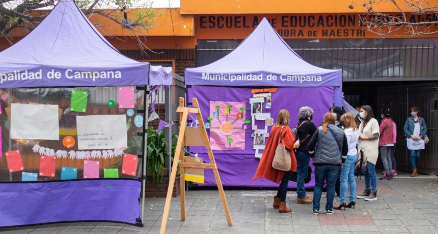 Elisa Abella visitó la Expo Aniversario de la Escuela de Educación Nº501 